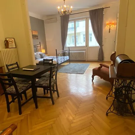 Apartment Next To The Parliament *